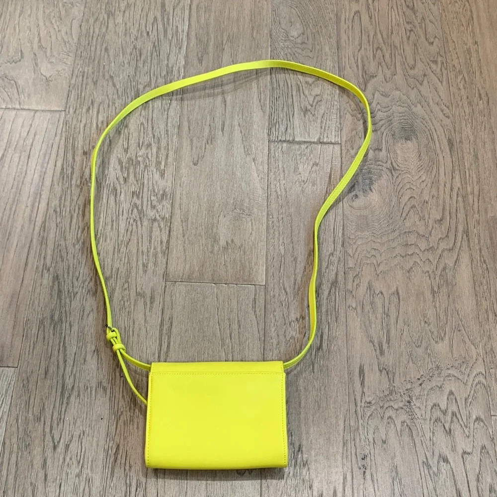 NWOT Stella & Dot Neon Yellow Perforated Crossbody Bag - Picture 4 of 7